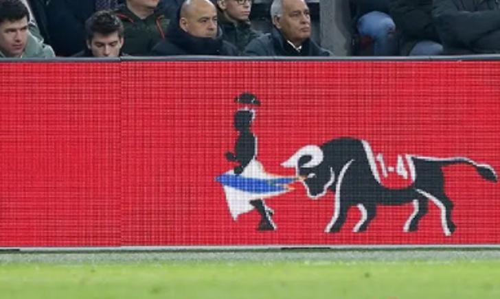 Jupiler Ajax stier in stierengevecht met Real Matador